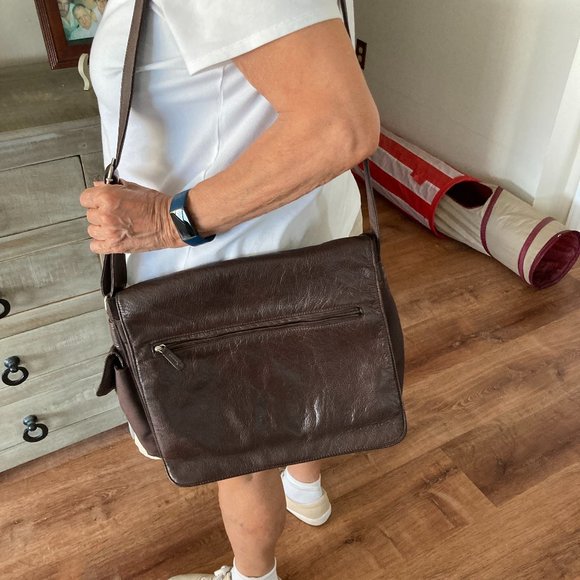 FOSSIL LEATHER MESSENGER BAG